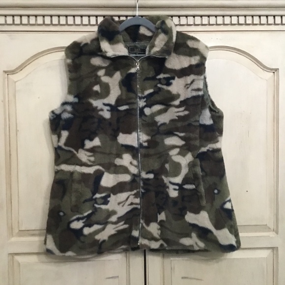 Lucky & Blessed Jackets & Blazers - Lucky & Blessed Women’s Faux Fur Camouflage Vest Size 3X